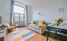County House Escape - Courtyard & Free Parking